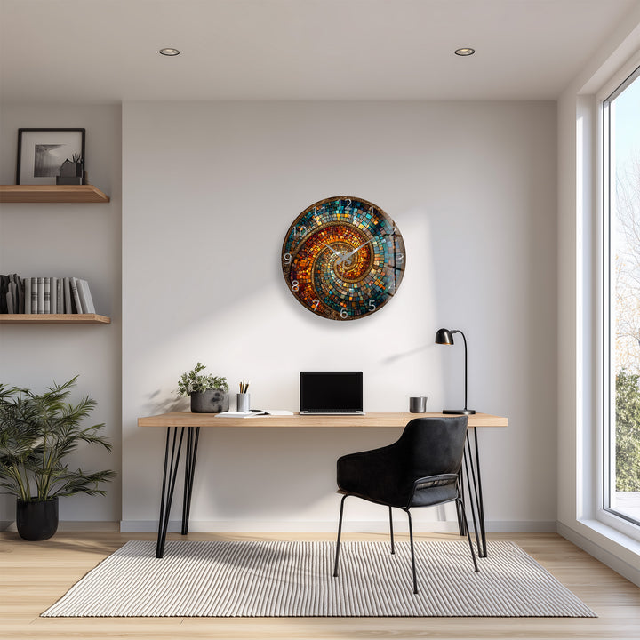 Spiralmosaik-Glaswanduhr – abstrakte Kunst in Blaugrün und Kupfer