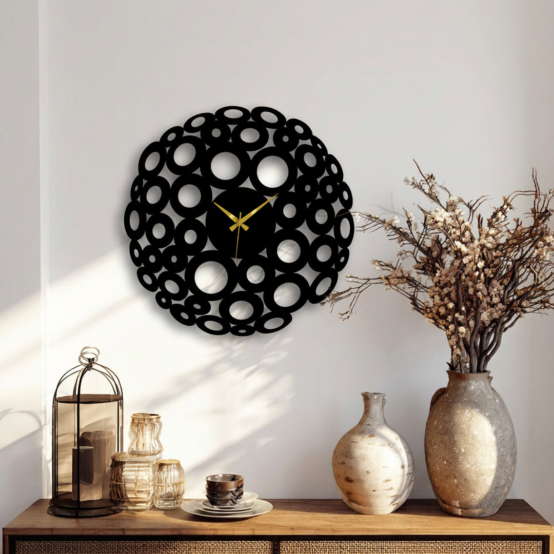 A sophisticated mood is evoked by the abstract ring design of this modern metal artwork bubble circle metal wall clock, adding a touch of contemporary elegance.