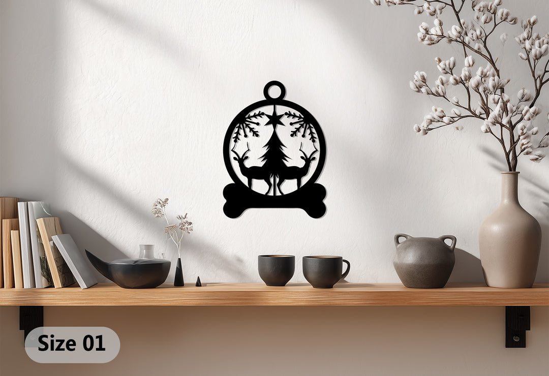 تناغم الشتاء – الرنة والشجرة فن جداري معدني