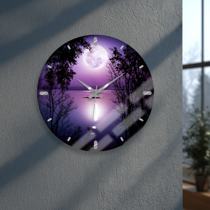 Lila Vollmond-Glas-Wanduhr – Mondschein-See-Dekor