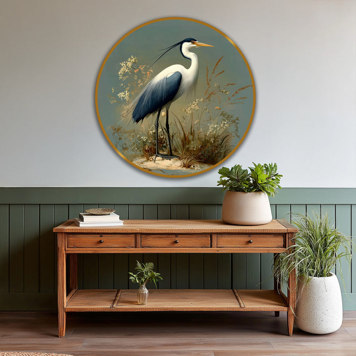 With a smooth, muted finish, this majestic heron round presents an oil painting reproduction print of nature, complemented by a subtle golden frame.