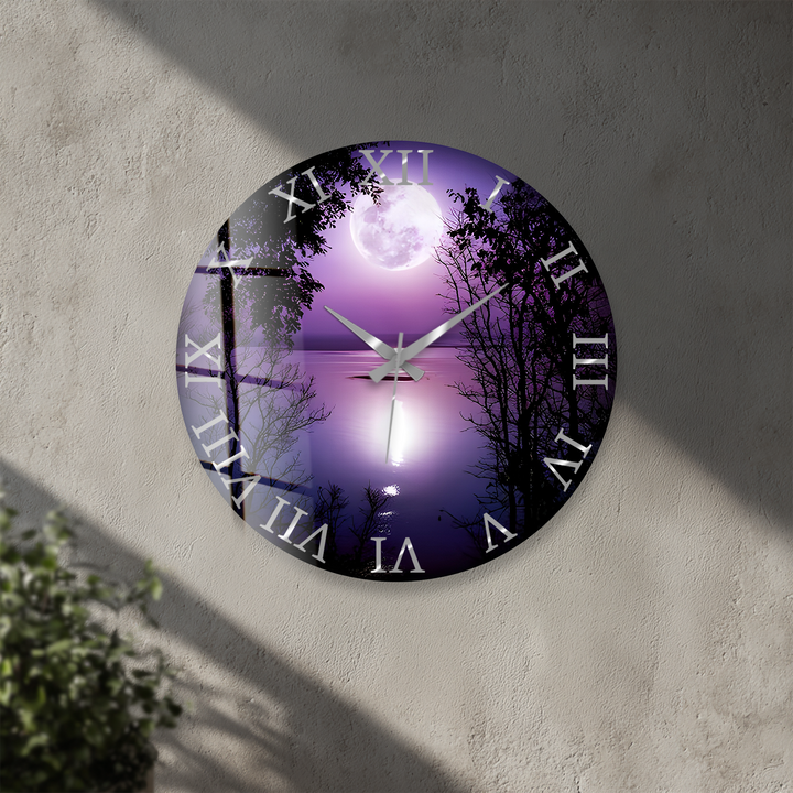 Lila Vollmond-Glas-Wanduhr – Mondschein-See-Dekor