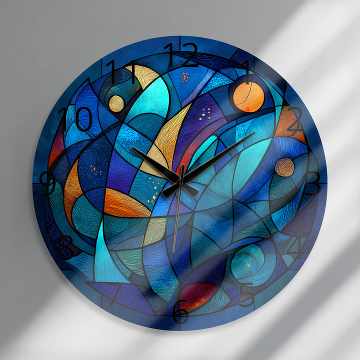 Blaue abstrakte Glas-Wanduhr – Dekor im Buntglas-Stil