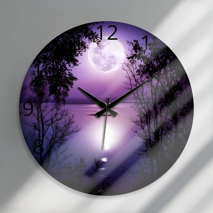 Lila Vollmond-Glas-Wanduhr – Mondschein-See-Dekor