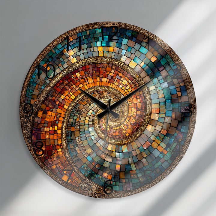 Spiralmosaik-Glaswanduhr – abstrakte Kunst in Blaugrün und Kupfer