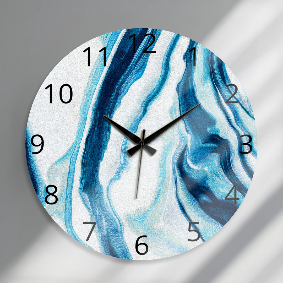Blaue Marmorglas-Wanduhr – modernes blau-weißes Dekor
