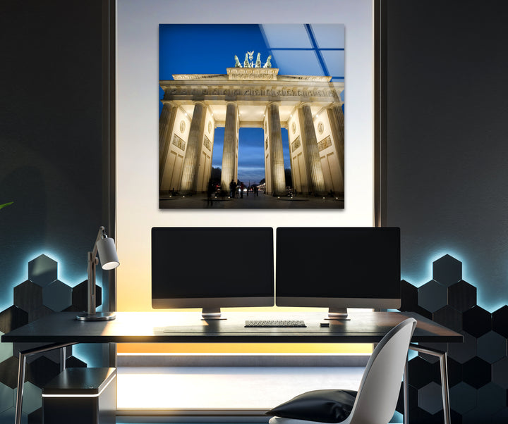 Erleben Sie das majestätische Brandenburger Tor in der Dämmerung