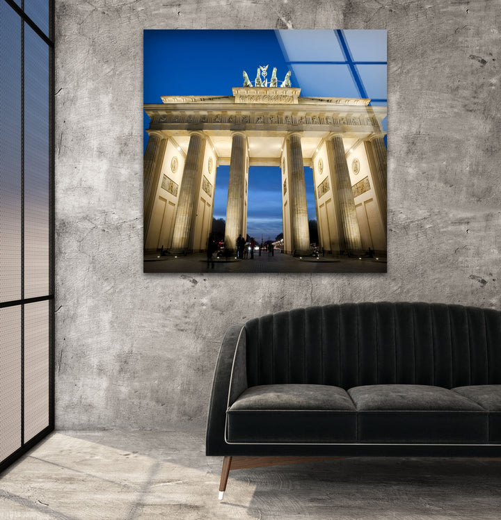 Erleben Sie das majestätische Brandenburger Tor in der Dämmerung