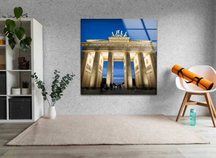 Erleben Sie das majestätische Brandenburger Tor in der Dämmerung