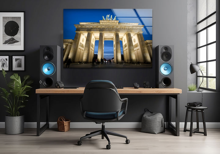 Erleben Sie das majestätische Brandenburger Tor in der Dämmerung