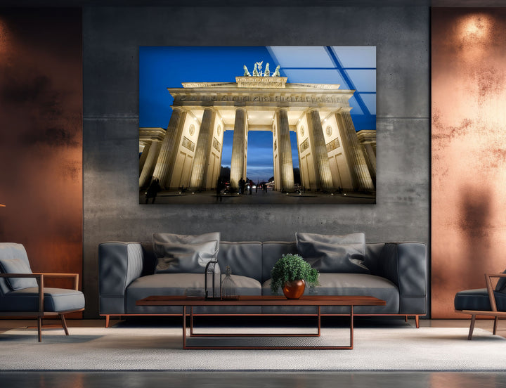 Erleben Sie das majestätische Brandenburger Tor in der Dämmerung
