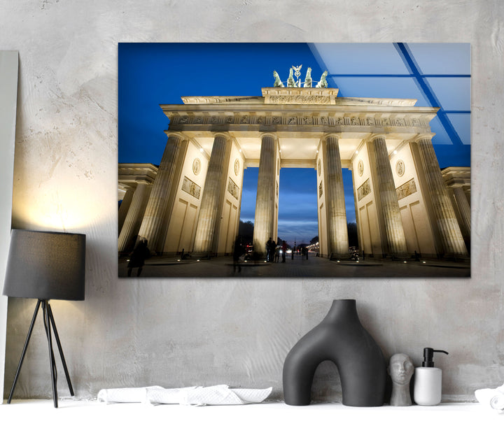 Erleben Sie das majestätische Brandenburger Tor in der Dämmerung