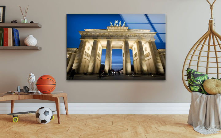 Erleben Sie das majestätische Brandenburger Tor in der Dämmerung
