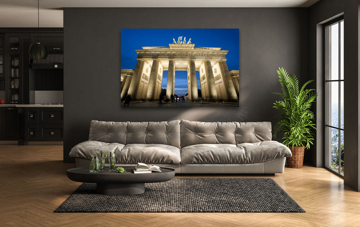 Erleben Sie das majestätische Brandenburger Tor in der Dämmerung