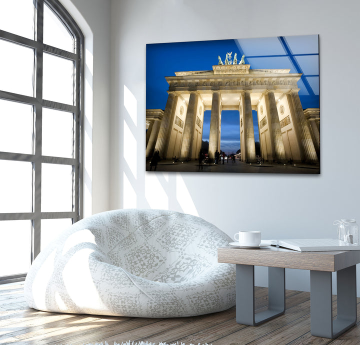 Erleben Sie das majestätische Brandenburger Tor in der Dämmerung