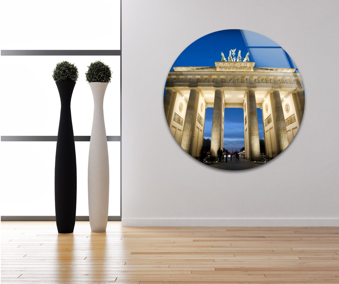 Erleben Sie das majestätische Brandenburger Tor in der Dämmerung