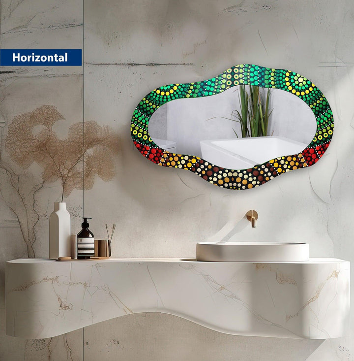 Asymmetrischer Wandspiegel mit grünem Mosaik