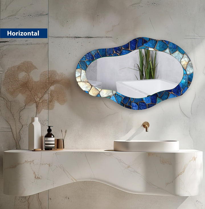 Asymmetrischer Wandspiegel mit blauem Mosaik