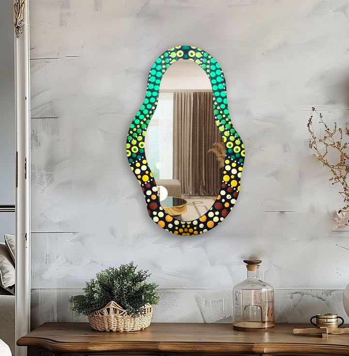 Asymmetrischer Wandspiegel mit grünem Mosaik