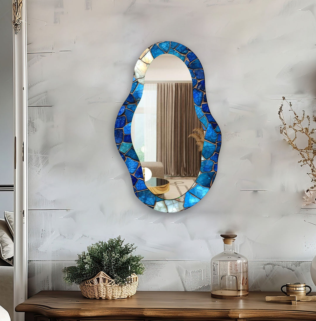 Asymmetrischer Wandspiegel mit blauem Mosaik