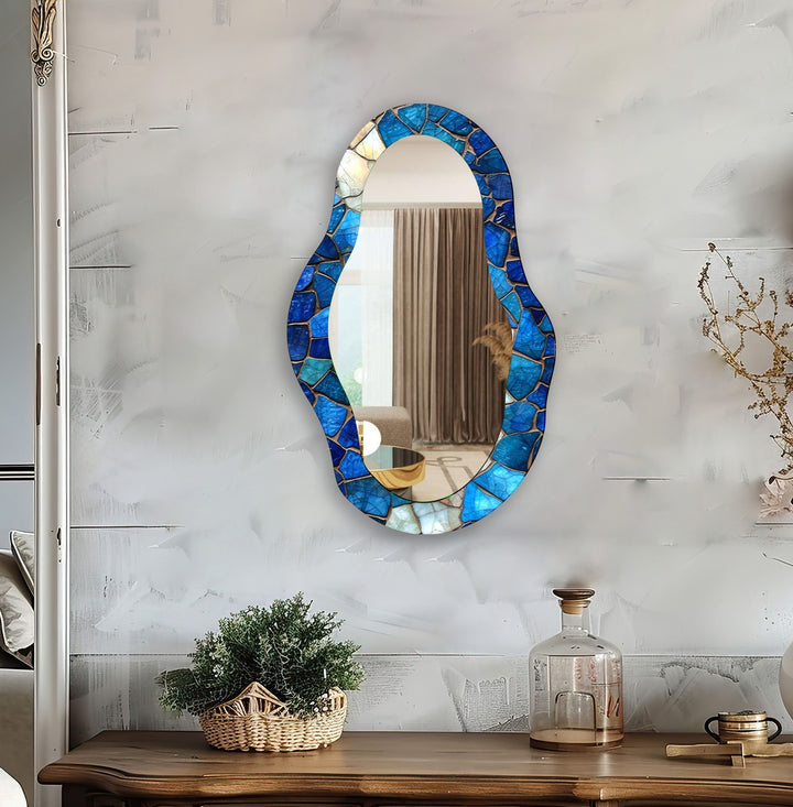 Asymmetrischer Wandspiegel mit blauem Mosaik