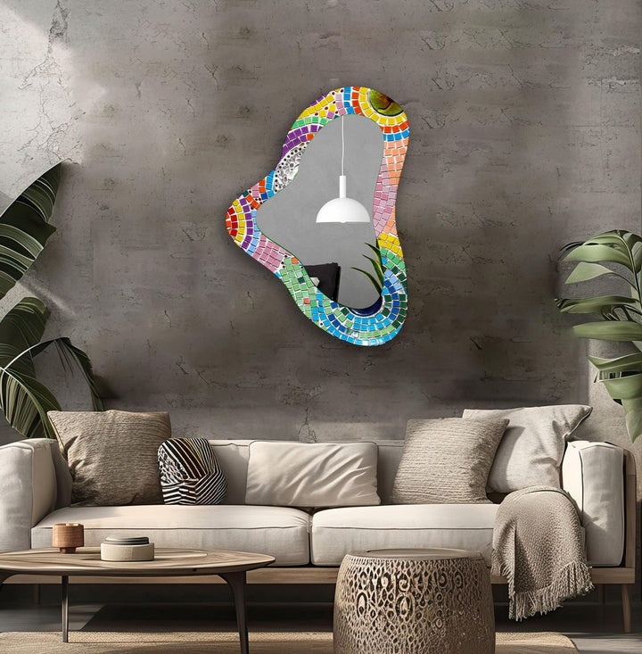 Asymmetrischer Glas-Wandspiegel mit rosa Fliesen
