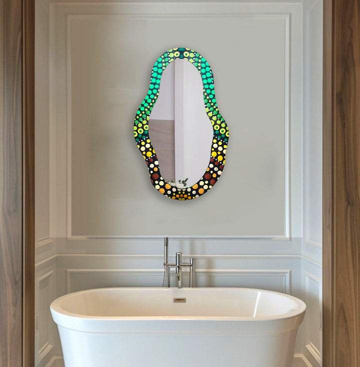 Asymmetrischer Wandspiegel mit grünem Mosaik