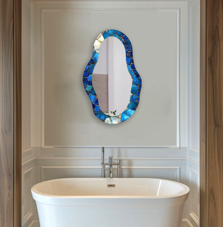 Asymmetrischer Wandspiegel mit blauem Mosaik