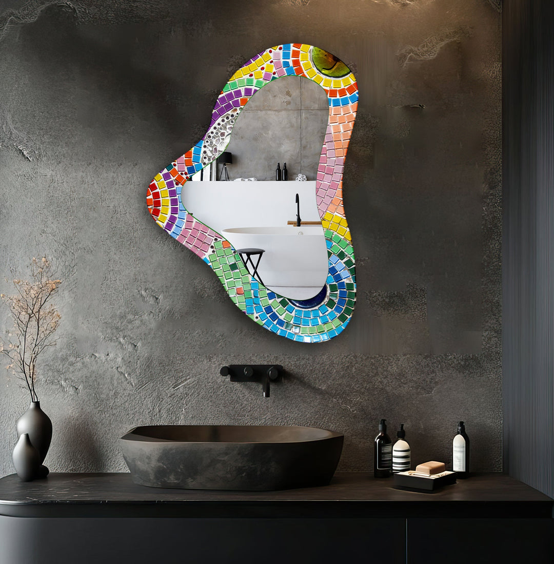 Asymmetrischer Glas-Wandspiegel mit rosa Fliesen