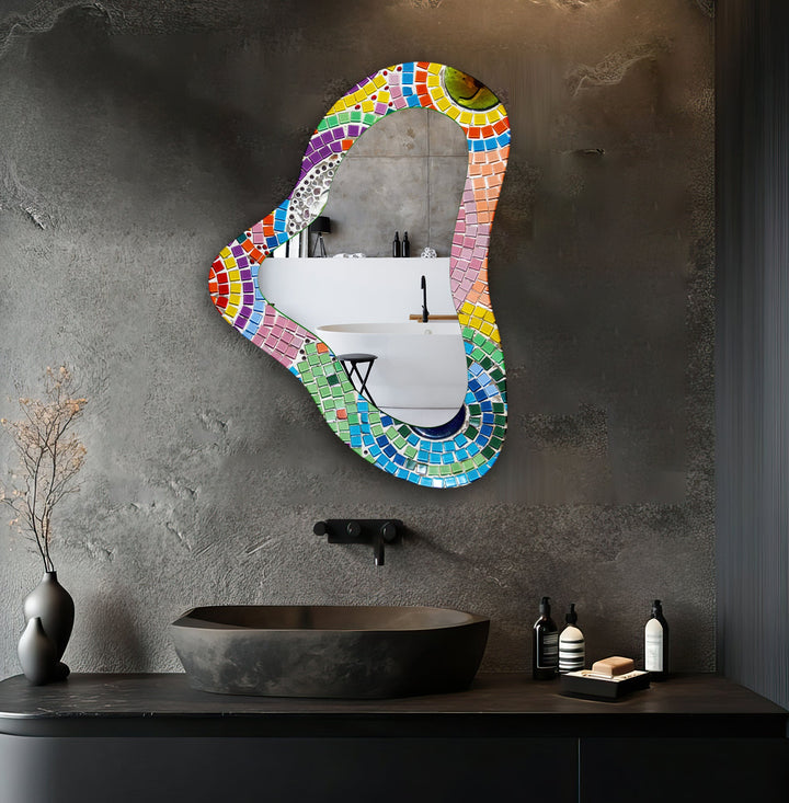 Asymmetrischer Glas-Wandspiegel mit rosa Fliesen