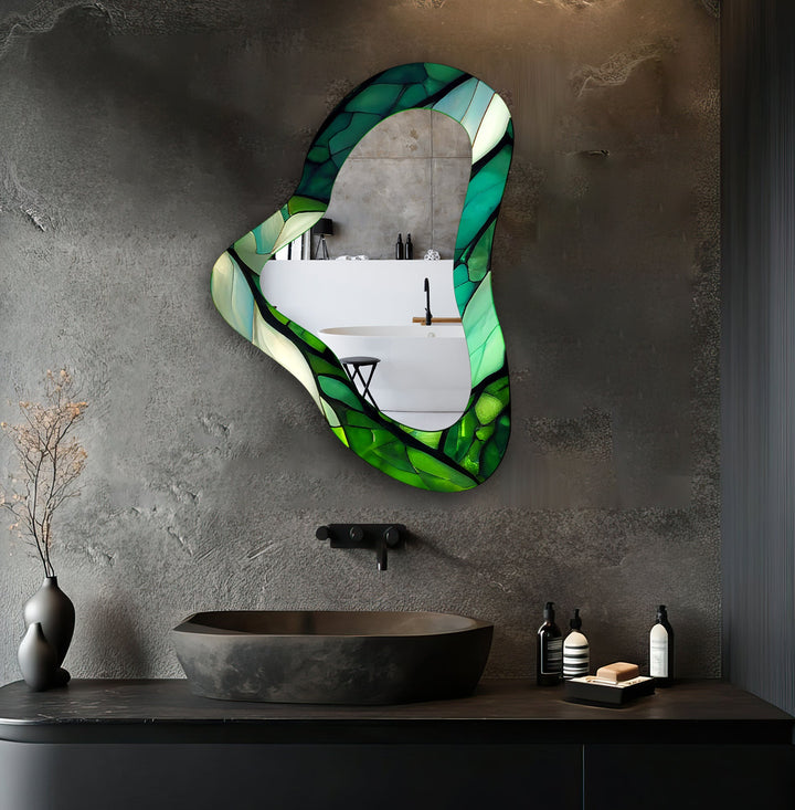 Asymmetrischer Wandspiegel aus Glas in leuchtendem Grün