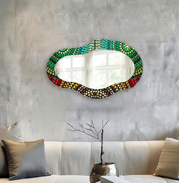 Asymmetrischer Wandspiegel mit grünem Mosaik