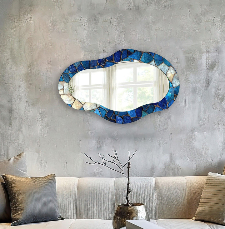 Asymmetrischer Wandspiegel mit blauem Mosaik