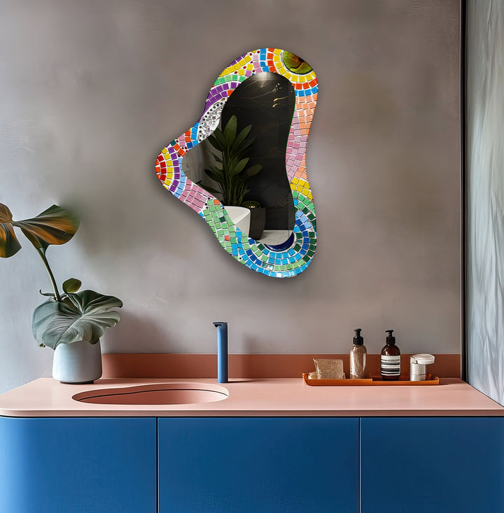 Asymmetrischer Glas-Wandspiegel mit rosa Fliesen