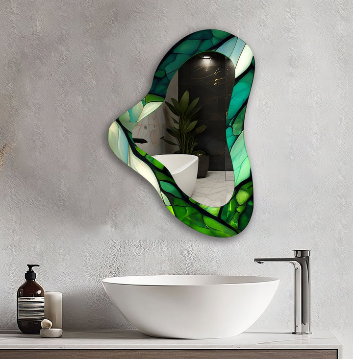 Asymmetrischer Wandspiegel aus Glas in leuchtendem Grün