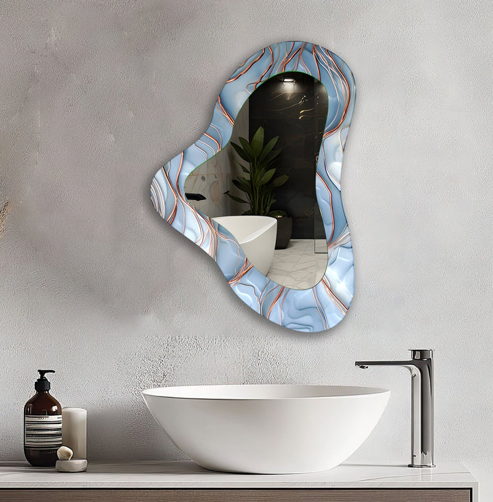 Moderner blauer Wandspiegel aus unregelmäßigem Glas