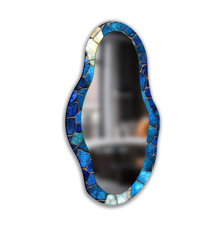 Asymmetrischer Wandspiegel mit blauem Mosaik