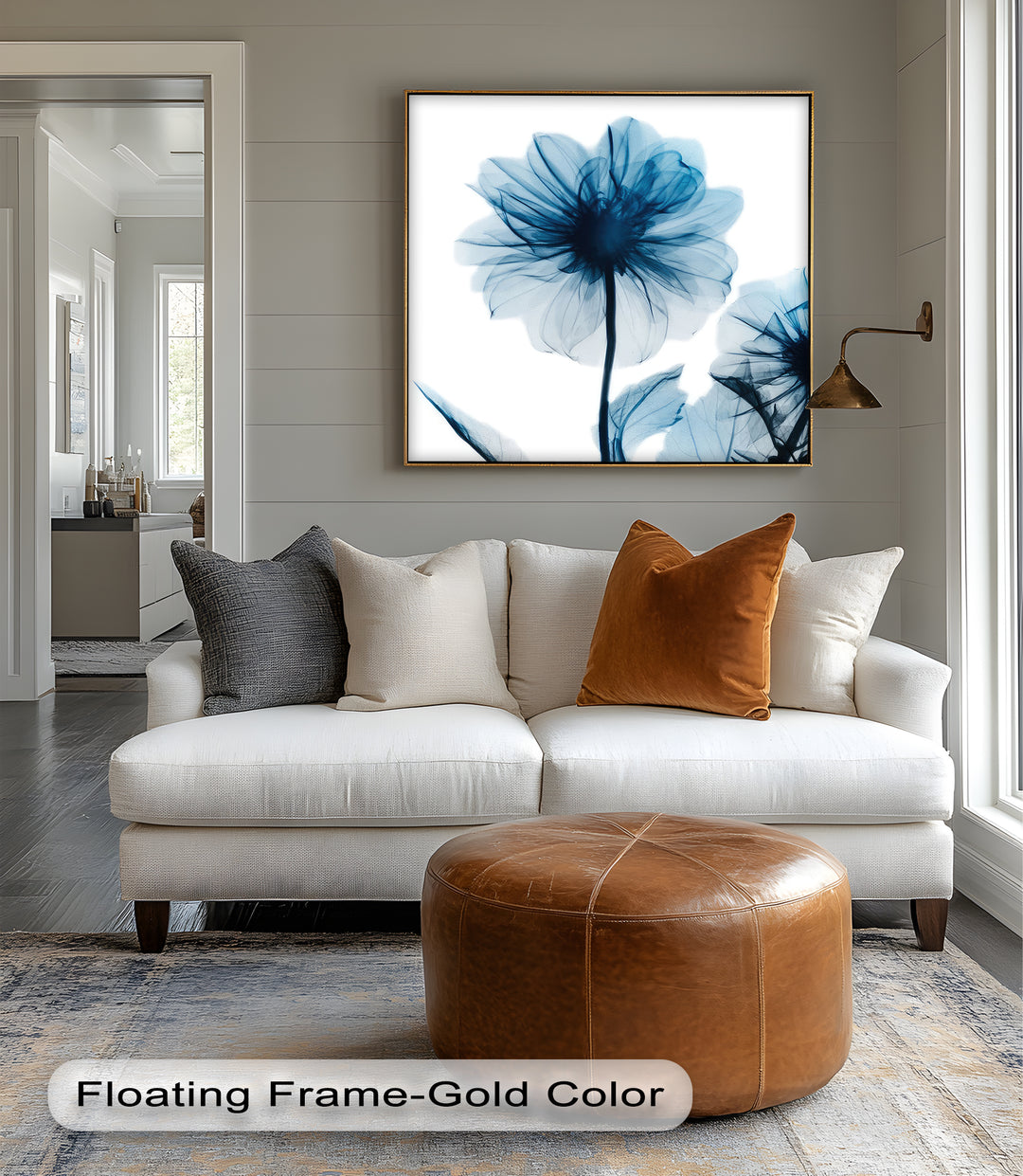 Winterliche Ruhe – Japanische Frau im blauen Kimono, Leinwanddruck | Gerahmtes Kunstwerk