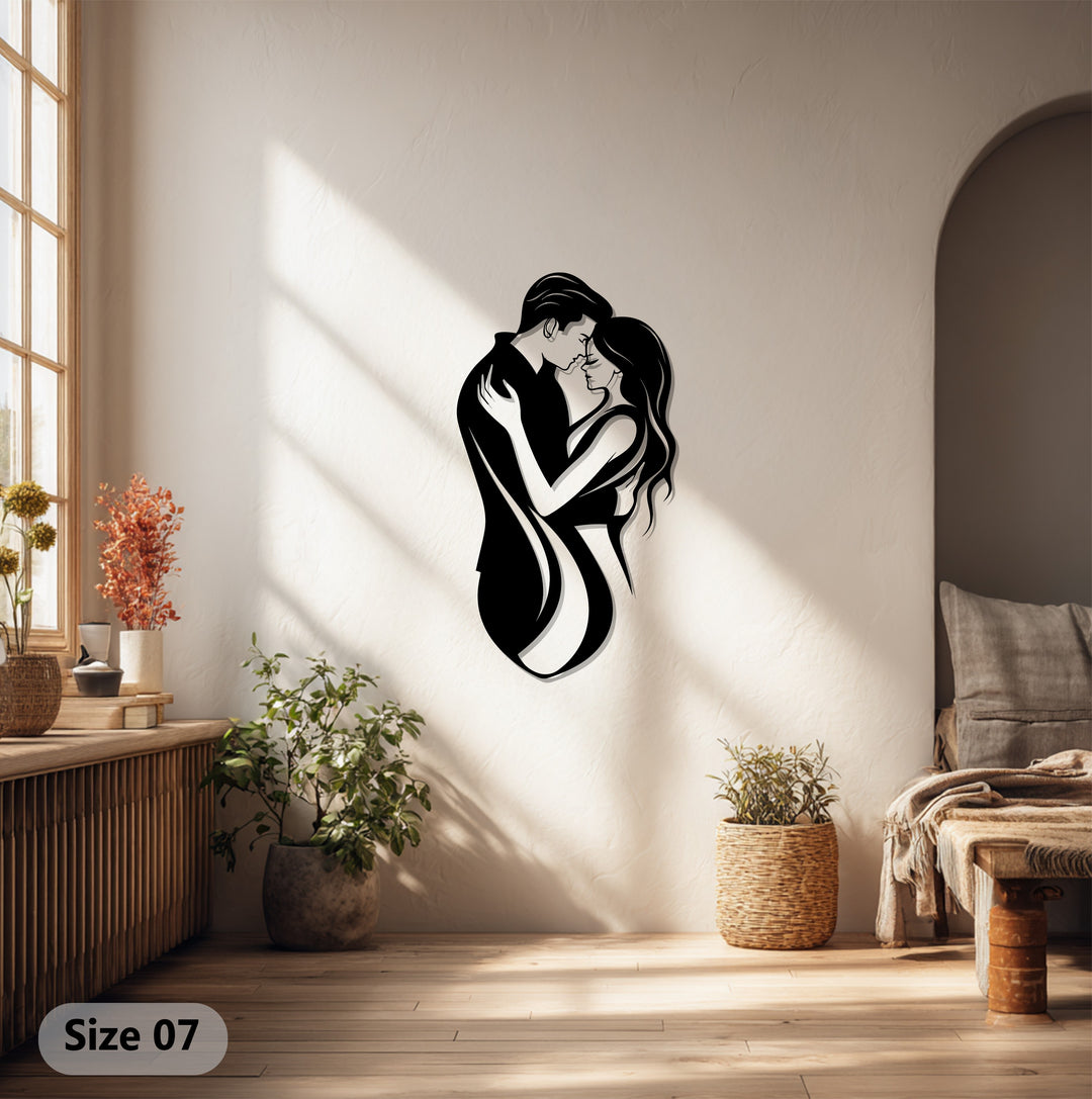 عناق أبدي – صورة ظلية لزوجين رومانسيين فن جداري معدني