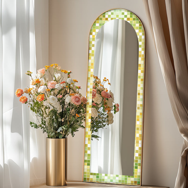 Lime Glow Harmony – Frischer grüner Mosaik-Standspiegel 