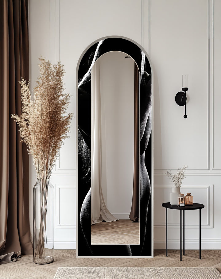 Shadow Curve – Mattschwarzer Nude-Kontur-Standspiegel 