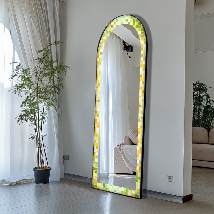 Lime Glow Harmony – Frischer grüner Mosaik-Standspiegel 