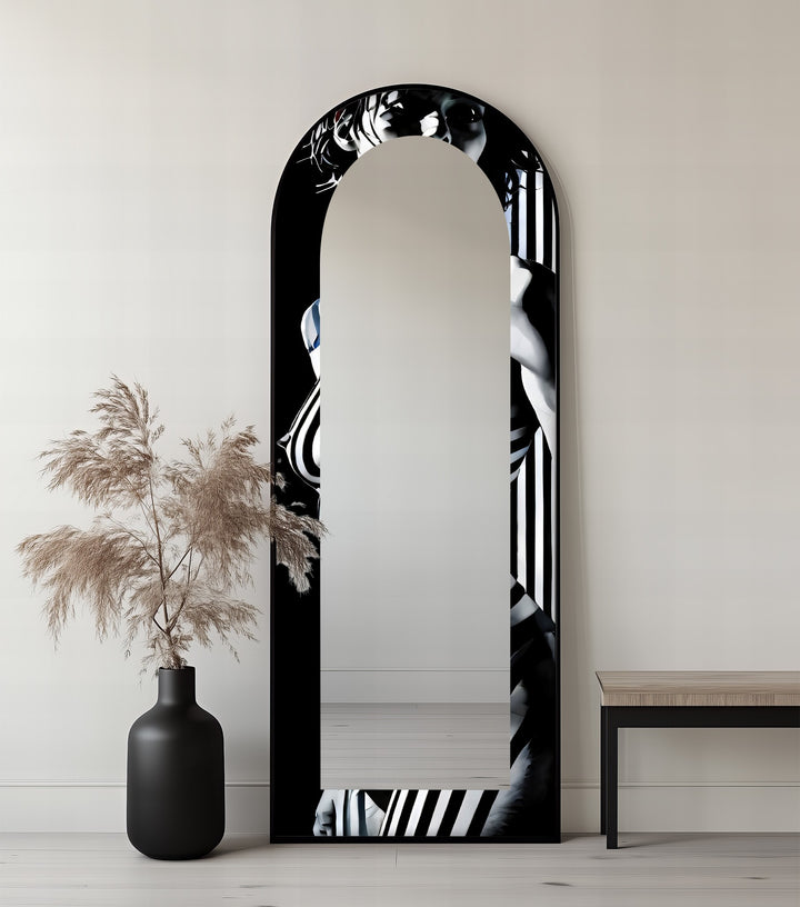 Monochrome Muse – Schwarz-weißer Standspiegel 
