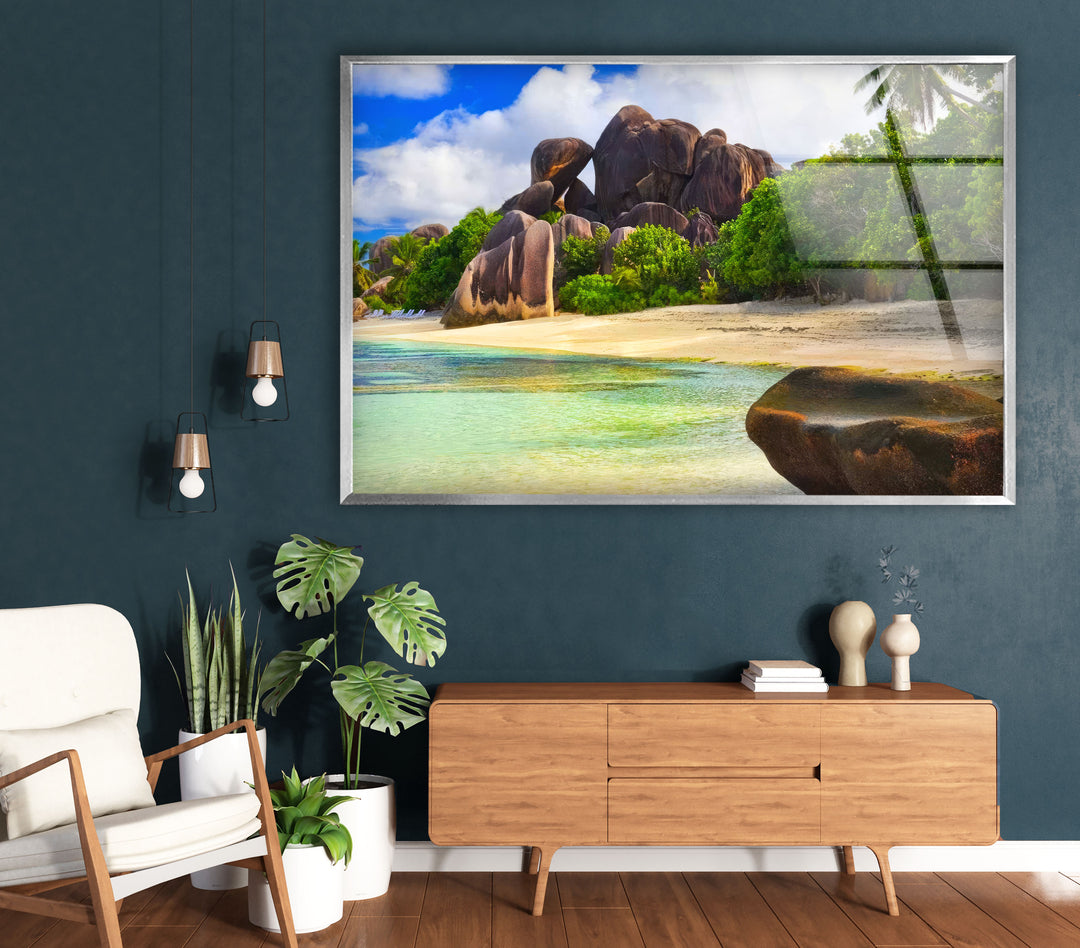 Granite Coastline Wandkunst – Üppiger tropischer Strand-Glasdruck 