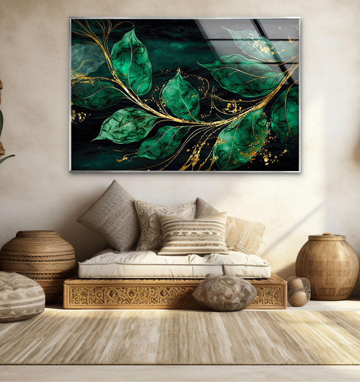 Smaragdgrüne und goldene Glaswandkunst – Elegantes botanisches Blattdesign