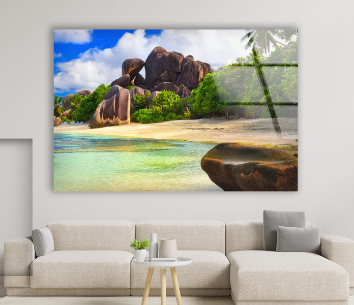 Granite Coastline Wandkunst – Üppiger tropischer Strand-Glasdruck 