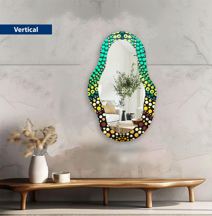 Asymmetrischer Wandspiegel mit grünem Mosaik