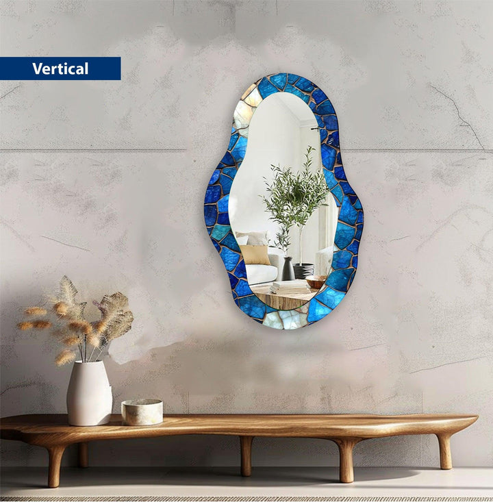Asymmetrischer Wandspiegel mit blauem Mosaik
