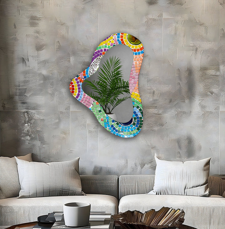 Asymmetrischer Glas-Wandspiegel mit rosa Fliesen