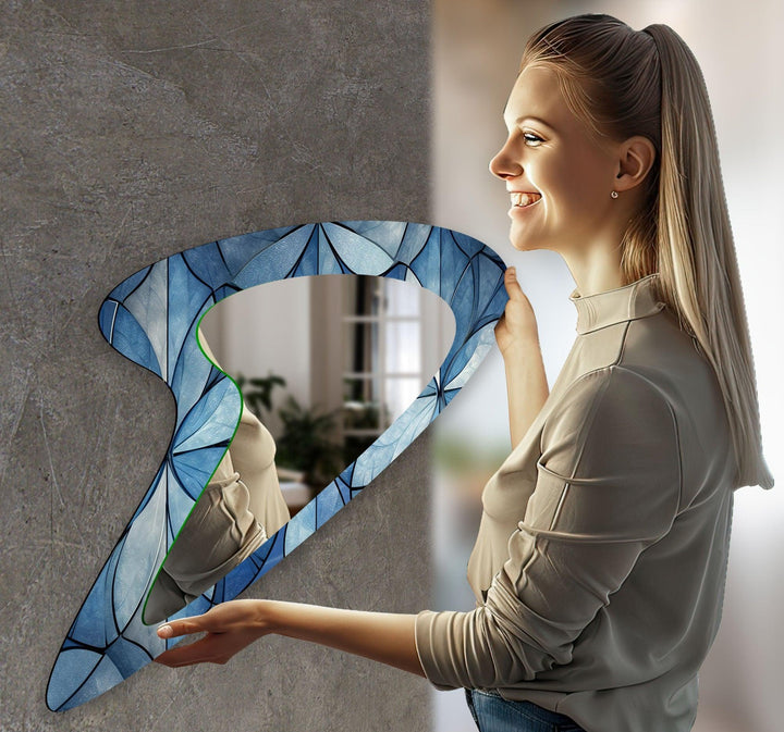 Asymmetrischer Wandspiegel mit blauen Blumen